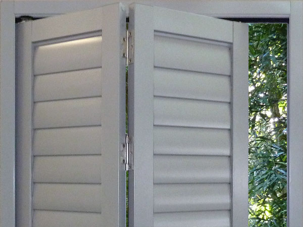 Bifold aluminium shutter